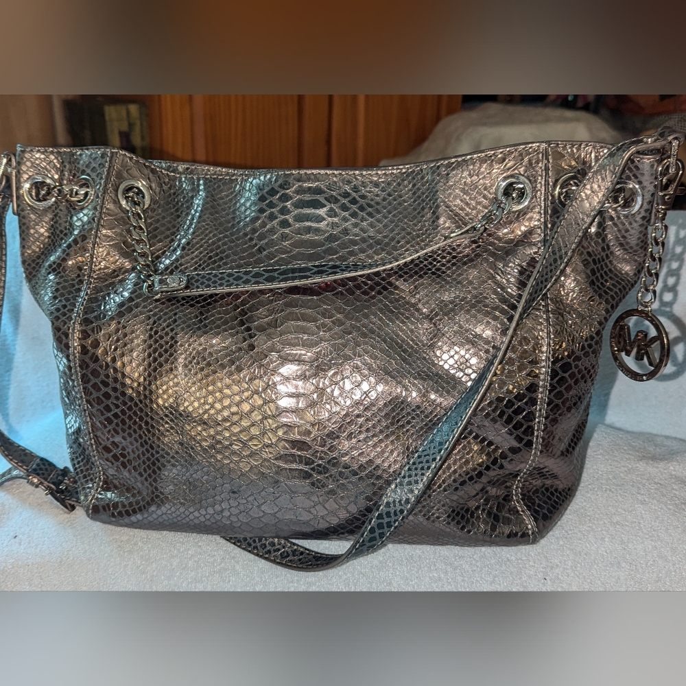Michael Kors Jet Set chain metallic shoulder bag.